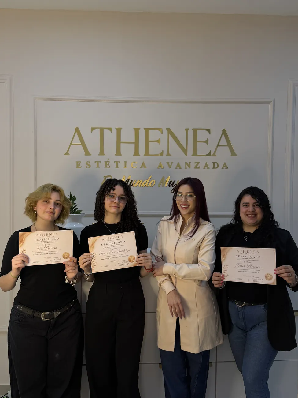 Camila con alumnas que reciben su certificado en ATHENEA